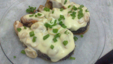 Salmão ao molho de requeijão light e champignos