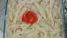 Macarrão com molho branco e presunto