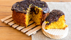Bolo de cenoura com brigadeiro