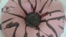 Pudim gelado de morango com calda de chocolate