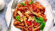 Macarrão integral com atum em lata e molho de tomate