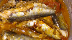 Sardinha fresca na panela de pressão