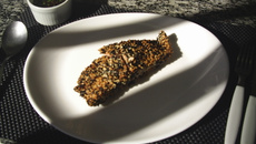 Salmão em crosta de gergelin e molho de gengibre