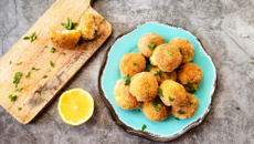Bolinho de queijo com recheio de camarão