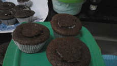 Cupcake de chocolate com recheio de beijinho