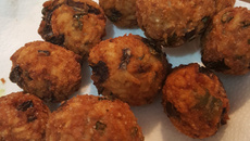 Bolinho de arroz com sardinha delicioso