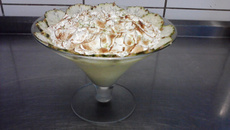 Taça de creme de abacaxi