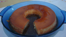 Pudim de leite com raspas de limão