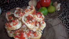 Torrada com vinagrete e queijo