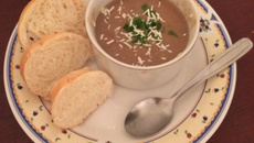 Caldo de feijão à moda goiana