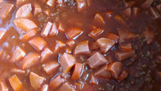 Molho de cachorro quente com carne moída, salsicha e bacon