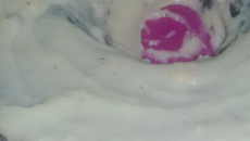 Bolo de chocolate com calda de beijinho