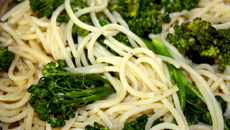 Macarrão alho e óleo e brócolis