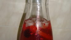 Sangria de champagne com frutos vermelhos