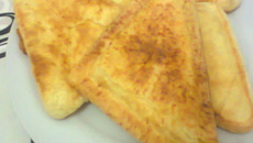 Pão de queijo mineiro de sanduicheira