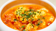 Moqueca baiana de cação e camarão