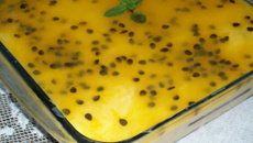 Mousse rápida de maracujá com calda