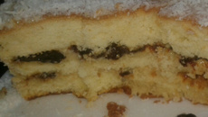 Bolo de ameixa com doce de leite