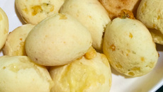 Pão de queijo com gorgonzola do chef Bragon