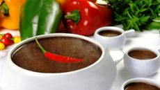 Caldo de feijão preto com pimentão