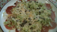 Salada de carpaccio com alcaparras