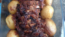 Carne assada com linguiça ao molho de cerveja preta