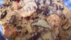 Risoto de arroz cateto com shitake, camarão e pimenta rosa