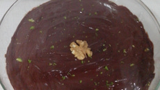 Mousse de limão com nozes e cobertura de chocolate