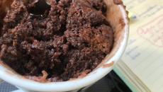 Bolo de caneca com cobertura de chocolate