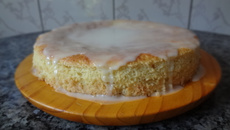 Bolo de limão com cobertura crocante