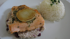 Salmão com purê de inhame e azeitonas pretas