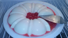 Flan de iogurte com calda de cereja