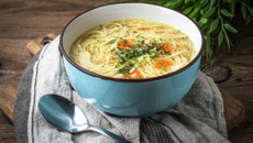 Sopa de frango com legumes e macarrão