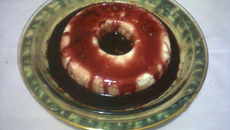 Manjar branco com calda de vinho