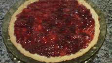 Torta de morango (com cobertura de calda de morango)