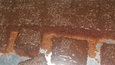 Bolo de chocolate no tabuleiro