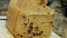 Pão de cenoura com gotas de chocolate na panificadora