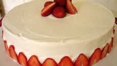 Torta de pão de ló e morango