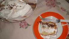 Bolo rápido de chocolate e chantilly