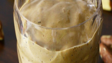 Vitamina de Ades banana com ameixa e castanhas