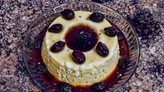 Manjar de coco com calda de ameixa