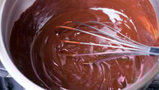 Ganache de chocolate com 2 ingredientes que fica firme e perfeito para pavê ou bolo