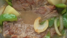 Acém assado ao molho de cebola