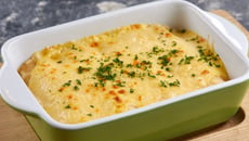 Lasanha de frango desfiado com molho branco cremoso que não resseca no forno