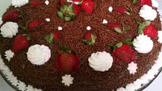 Bolo de chocolate com calda de morango