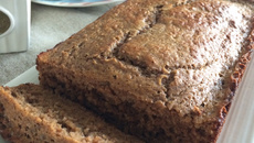 Bolo prático de nozes e maçã