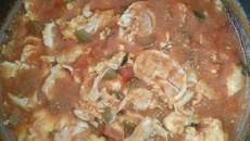 Ovo ao molho vermelho