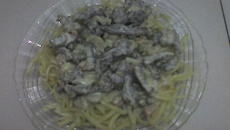 Talharim ao Molho Branco com Ervilhas, Cenouras e Carne.