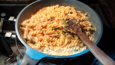 Massa vegetariana ao molho de mostarda dijon