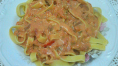 Penne ao molho rosé com bacon e calabresa